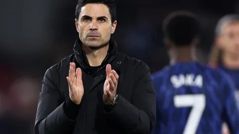 宁忠岩与廉子文同升国旗，同庆荣耀瞬间